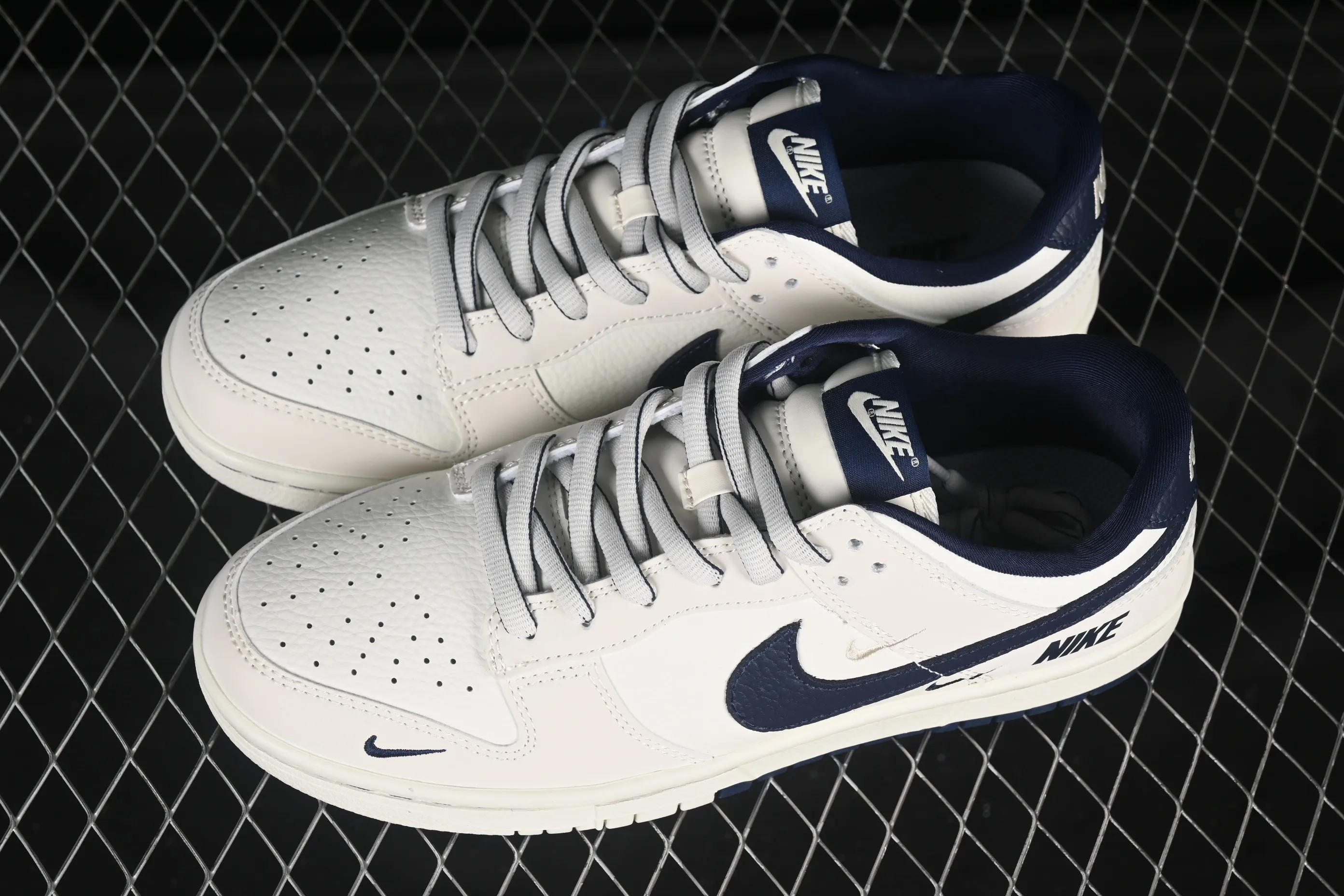 All Categories Nk SB Dunk Series Nk SB Dunk Low High-end Customized Low-top Shoes Nike SB Dunk Low Joint Three Hooks Milk White Dark Blue Anniversary High-end Customized Low-top Casual Shoes SC9207-402